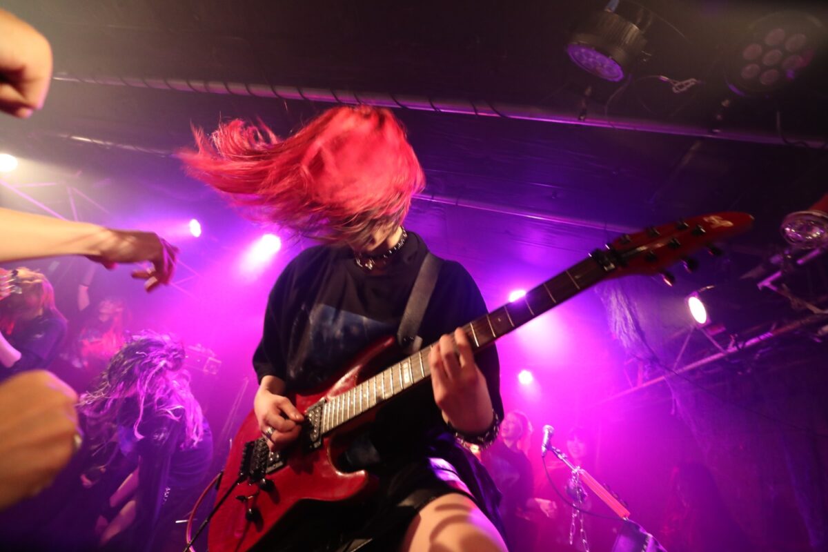 チケットはSold Out。今、大勢の人たちが、Siriusというガールズメタルシーンに現れた新星に強い期待を注いでいる。