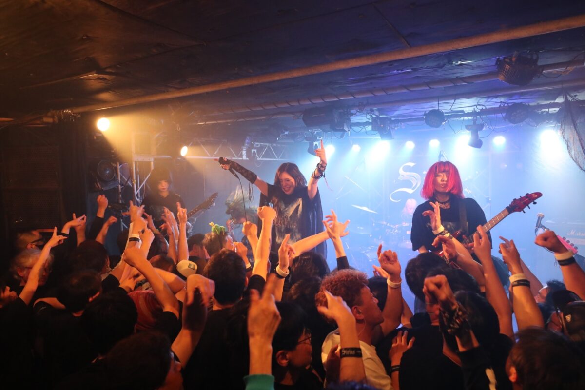 チケットはSold Out。今、大勢の人たちが、Siriusというガールズメタルシーンに現れた新星に強い期待を注いでいる。