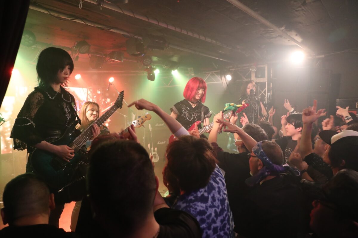 チケットはSold Out。今、大勢の人たちが、Siriusというガールズメタルシーンに現れた新星に強い期待を注いでいる。