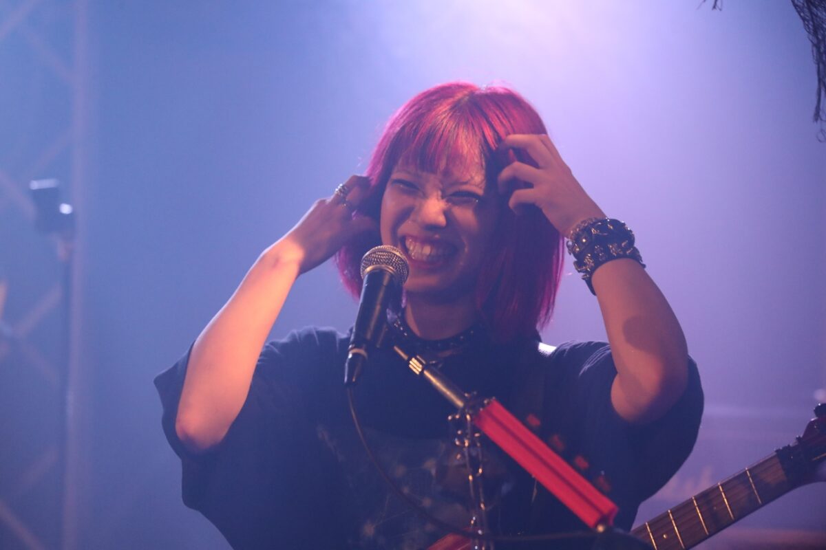 チケットはSold Out。今、大勢の人たちが、Siriusというガールズメタルシーンに現れた新星に強い期待を注いでいる。
