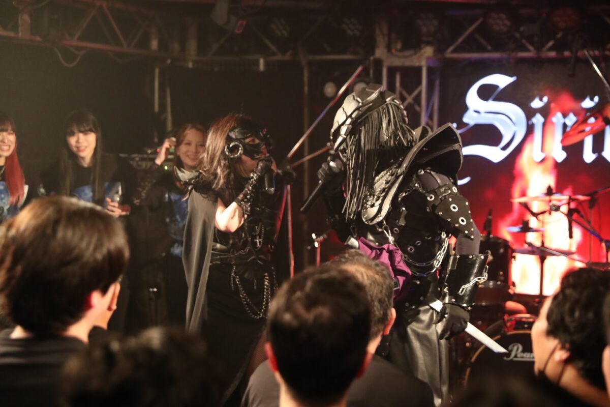 チケットはSold Out。今、大勢の人たちが、Siriusというガールズメタルシーンに現れた新星に強い期待を注いでいる。