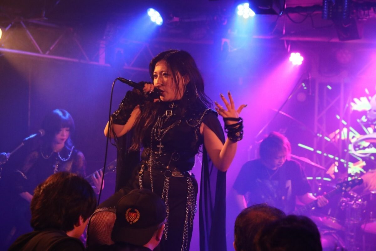 チケットはSold Out。今、大勢の人たちが、Siriusというガールズメタルシーンに現れた新星に強い期待を注いでいる。