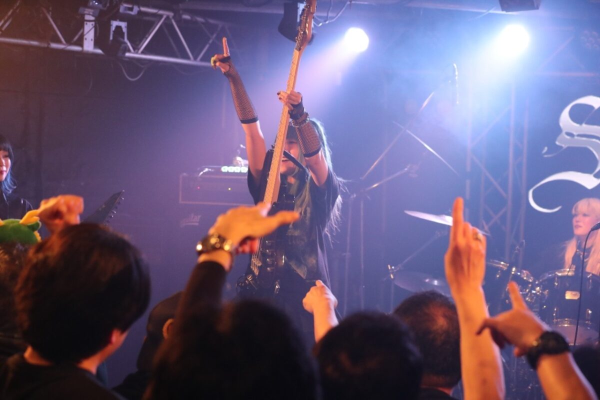 チケットはSold Out。今、大勢の人たちが、Siriusというガールズメタルシーンに現れた新星に強い期待を注いでいる。