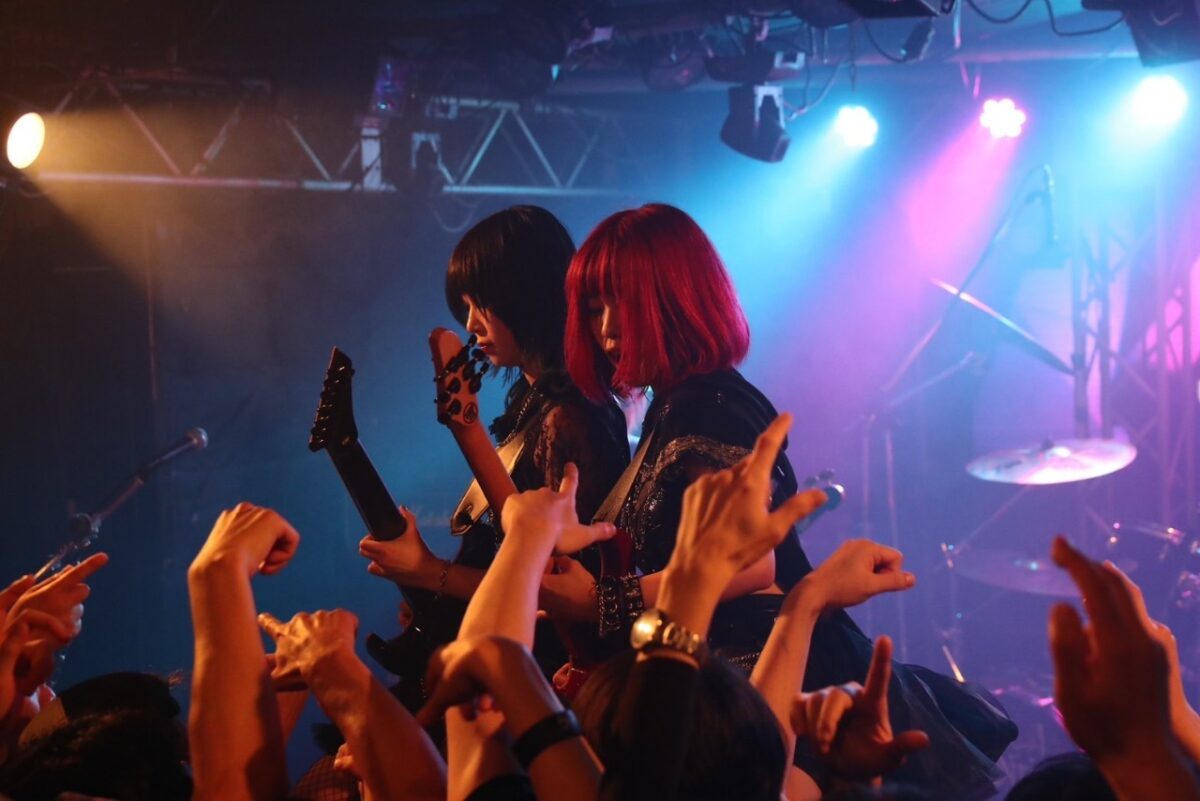 チケットはSold Out。今、大勢の人たちが、Siriusというガールズメタルシーンに現れた新星に強い期待を注いでいる。