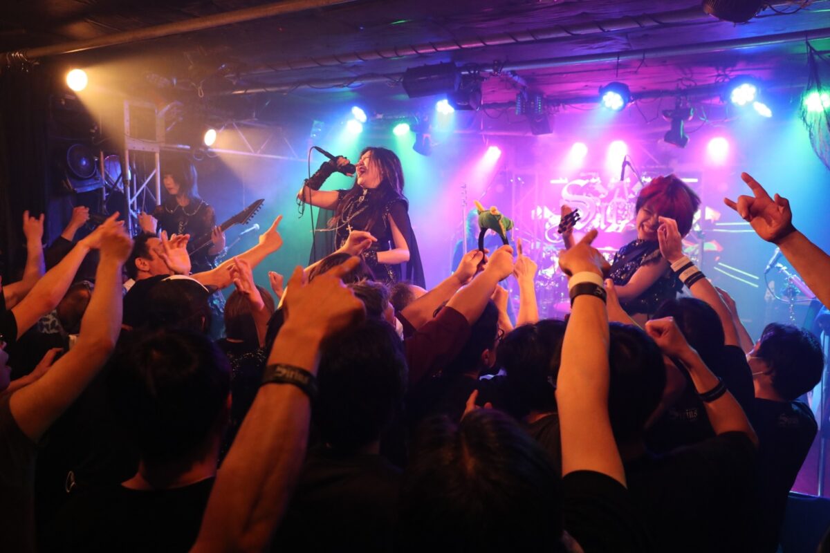 チケットはSold Out。今、大勢の人たちが、Siriusというガールズメタルシーンに現れた新星に強い期待を注いでいる。
