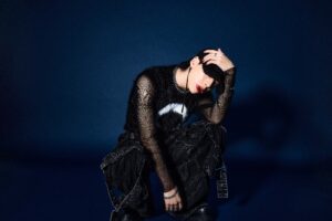 4人組ボーイズグループ“OWV”、2024年6月12日発売、9th single『LOVE BANDITZ』ハートと王冠が印象的なジャケット写真を公開！