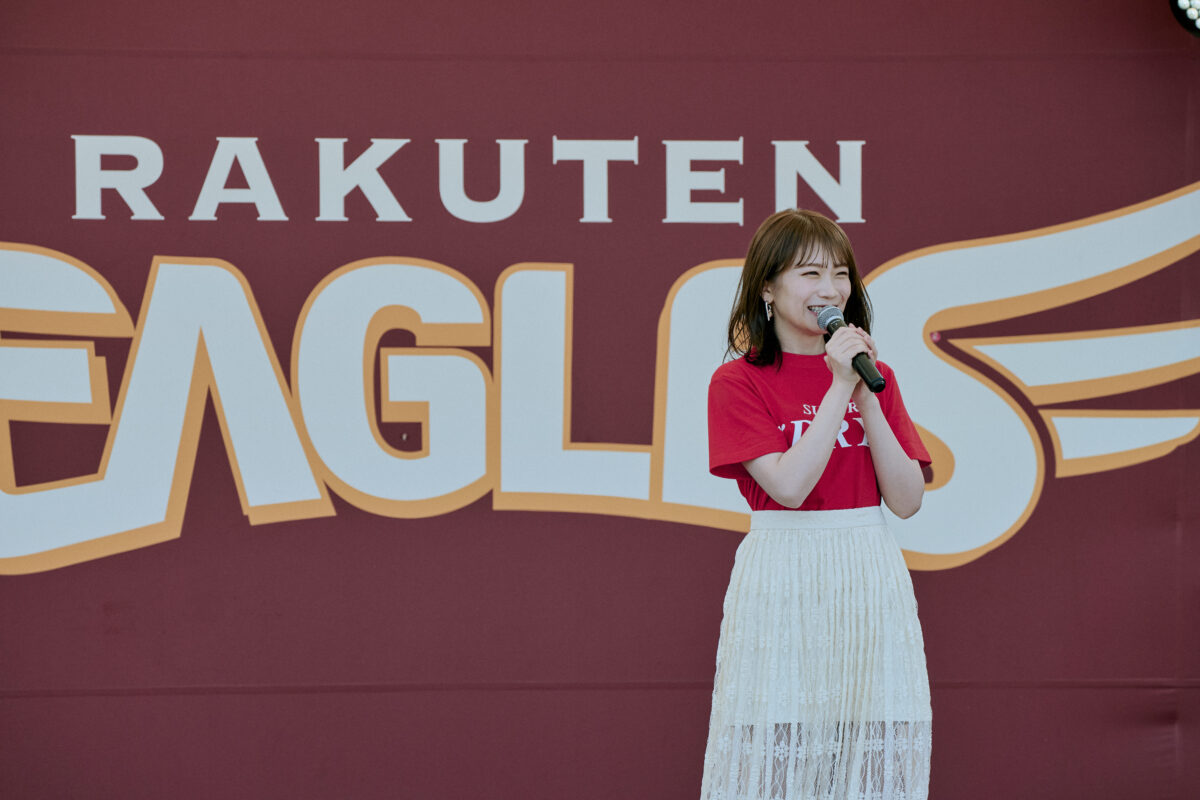 秋元真夏、自信満々の投球！アサヒスーパードライデーで球場を盛り上げる