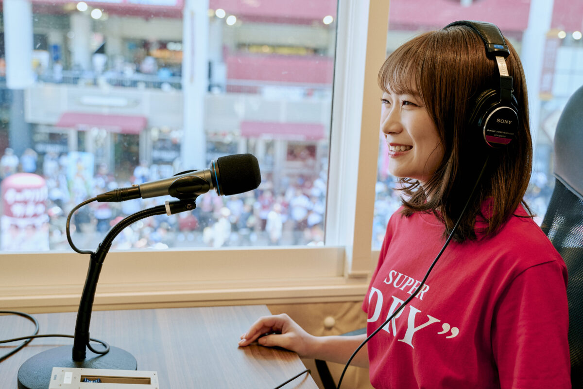 秋元真夏、自信満々の投球！アサヒスーパードライデーで球場を盛り上げる