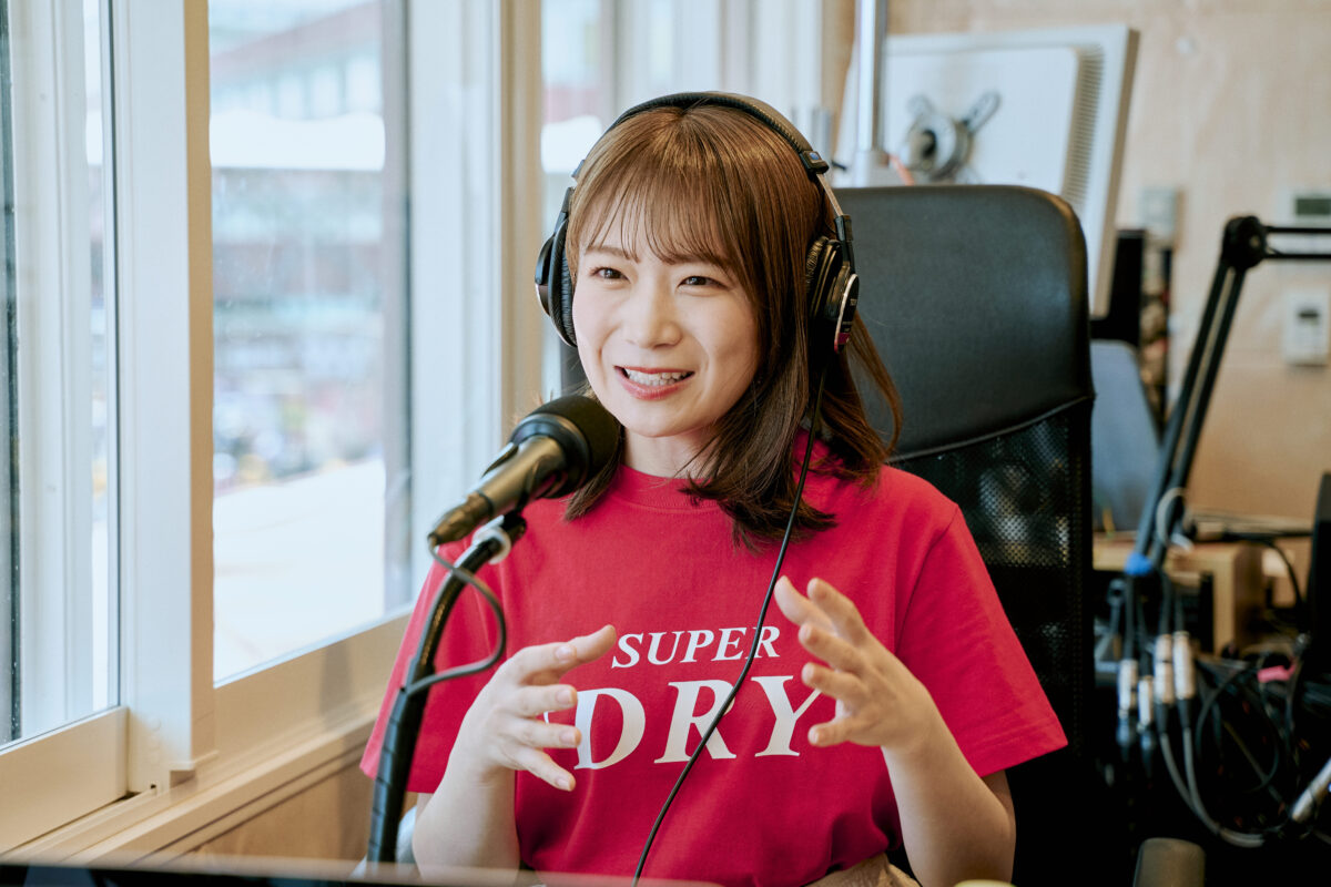 秋元真夏、自信満々の投球！アサヒスーパードライデーで球場を盛り上げる