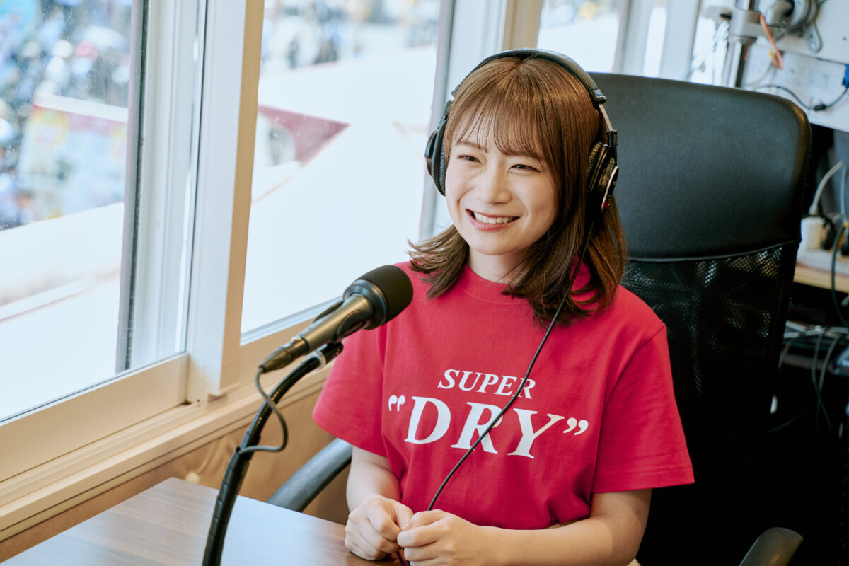秋元真夏、自信満々の投球！アサヒスーパードライデーで球場を盛り上げる