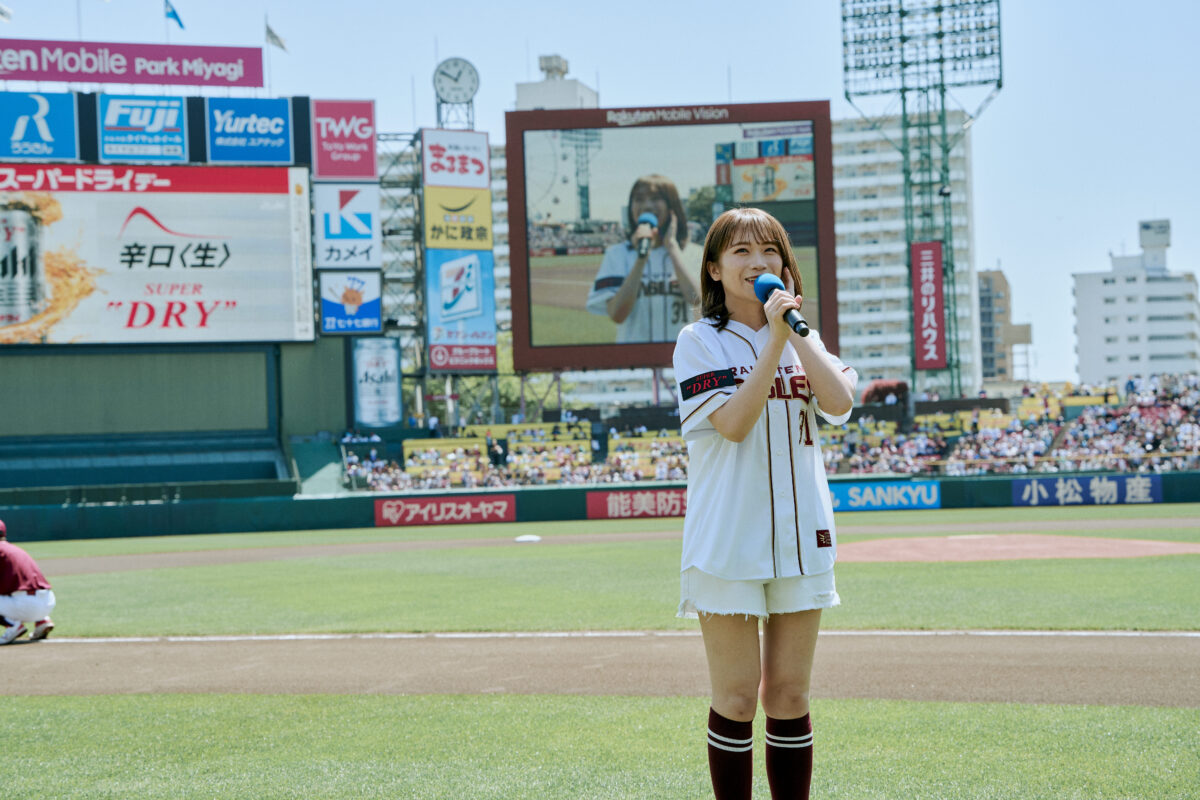 秋元真夏、自信満々の投球！アサヒスーパードライデーで球場を盛り上げる