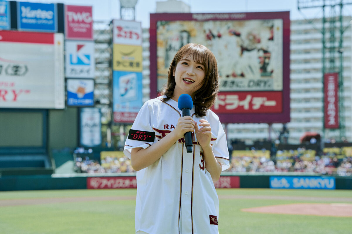 秋元真夏、自信満々の投球！アサヒスーパードライデーで球場を盛り上げる