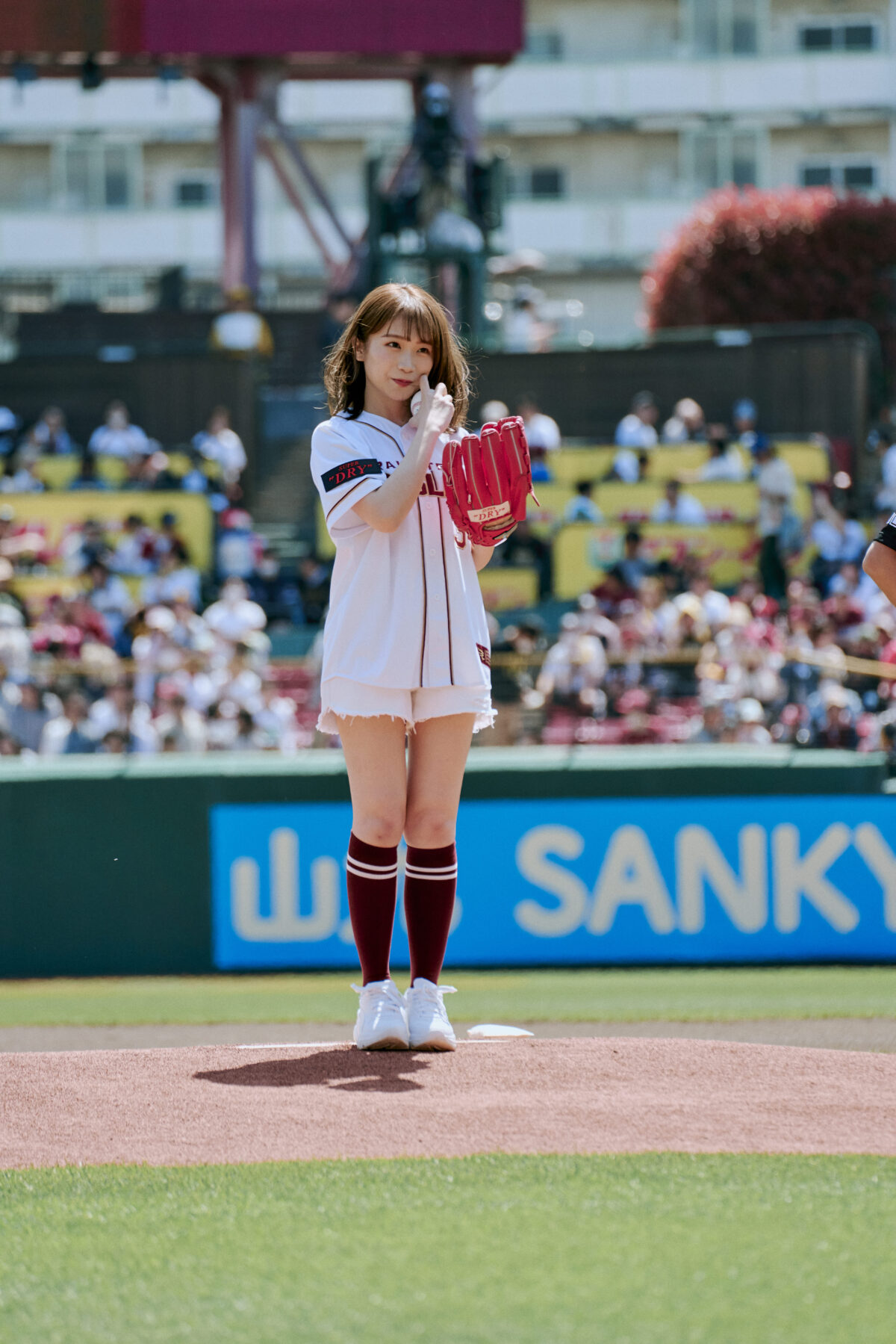 秋元真夏、自信満々の投球！アサヒスーパードライデーで球場を盛り上げる