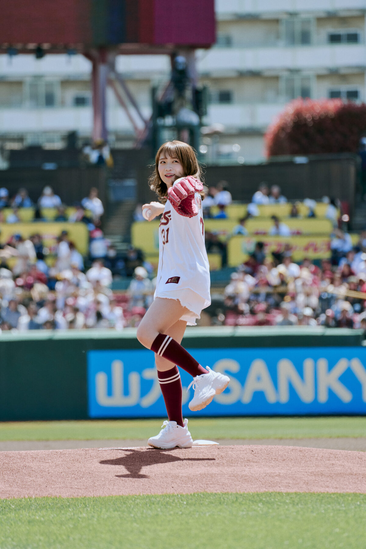 秋元真夏、自信満々の投球！アサヒスーパードライデーで球場を盛り上げる