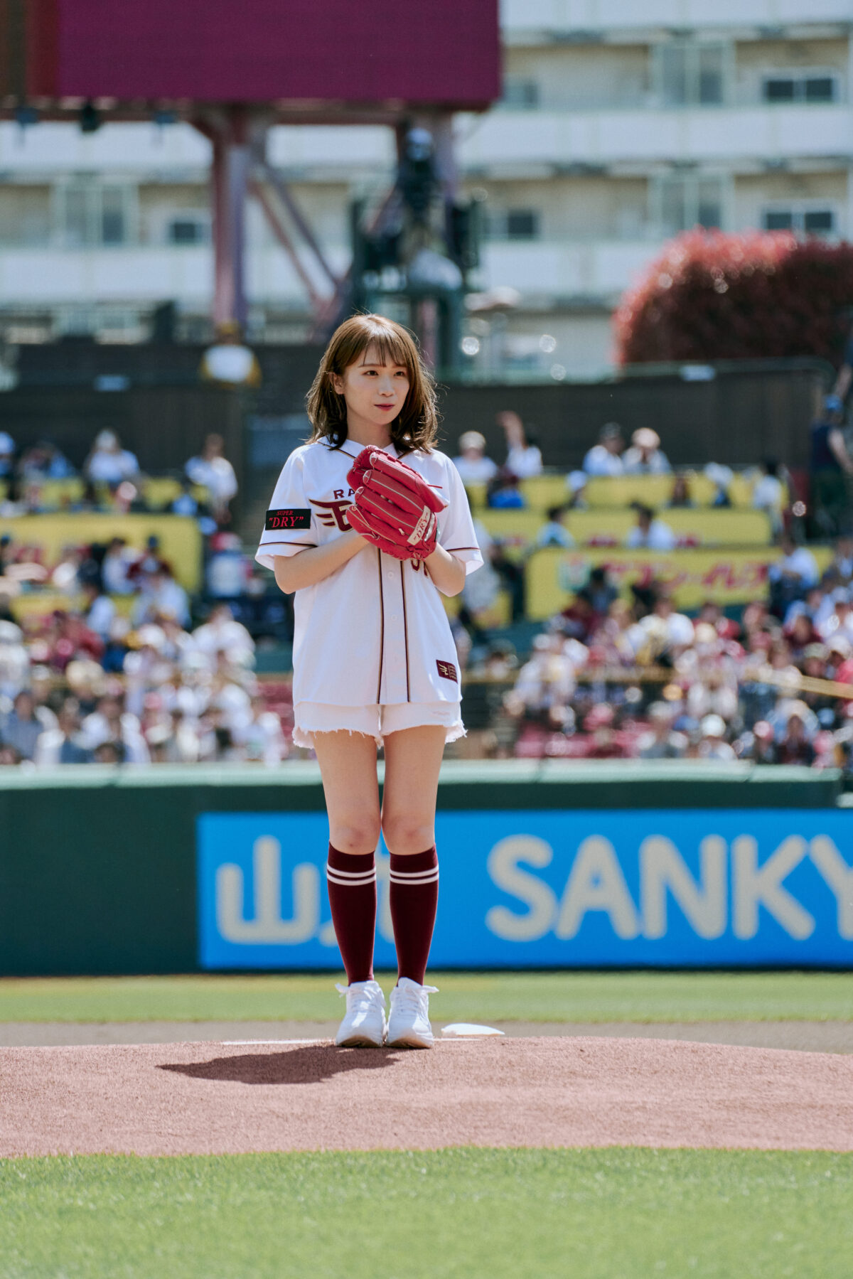 秋元真夏、自信満々の投球！アサヒスーパードライデーで球場を盛り上げる
