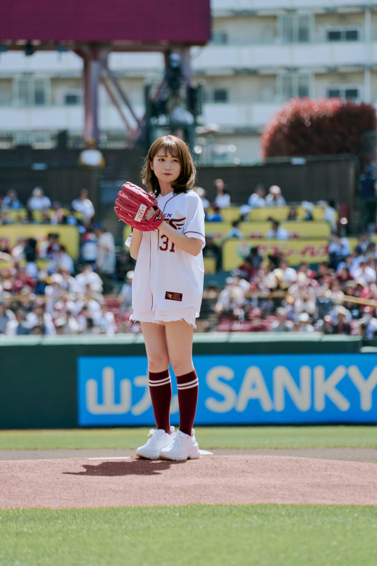 秋元真夏、自信満々の投球！アサヒスーパードライデーで球場を盛り上げる