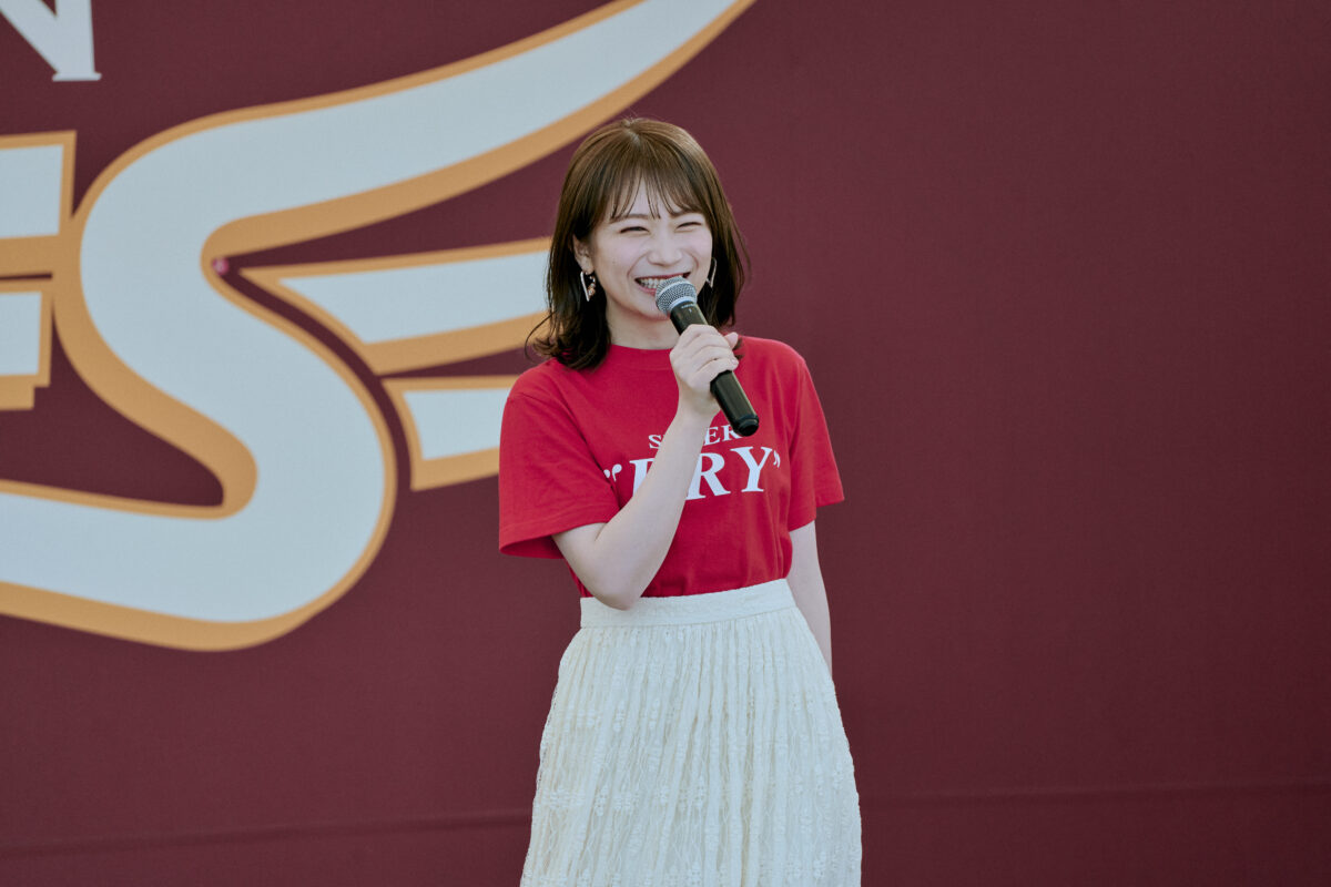 秋元真夏、自信満々の投球！アサヒスーパードライデーで球場を盛り上げる