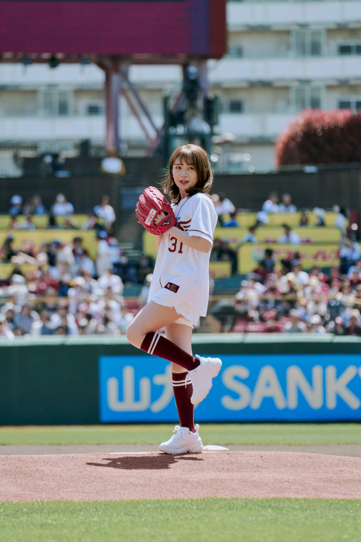 秋元真夏、自信満々の投球！アサヒスーパードライデーで球場を盛り上げる