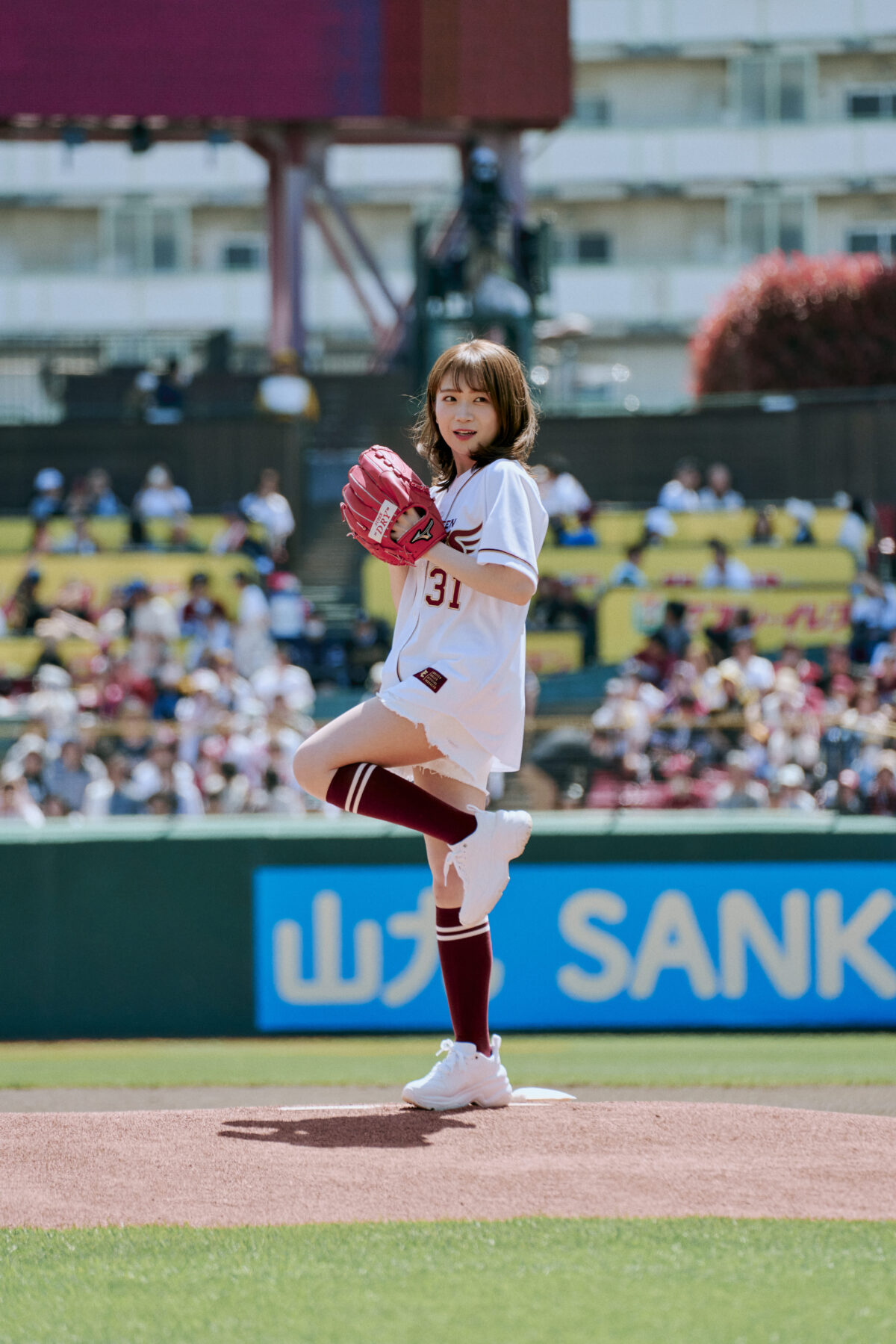 秋元真夏、自信満々の投球！アサヒスーパードライデーで球場を盛り上げる
