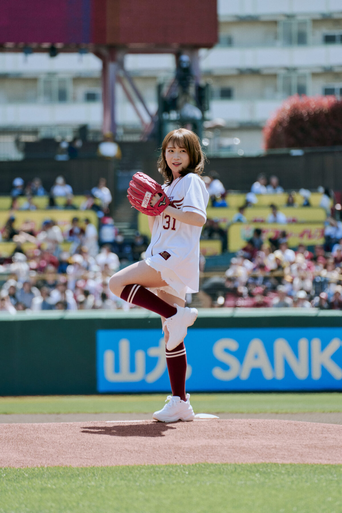 秋元真夏、自信満々の投球！アサヒスーパードライデーで球場を盛り上げる