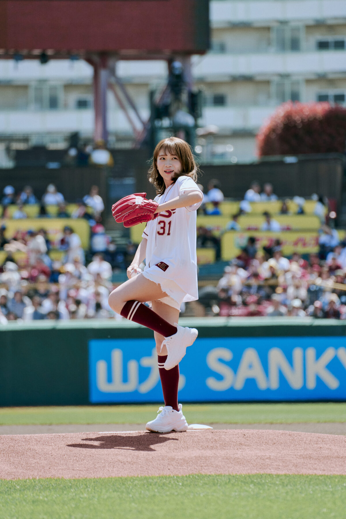 秋元真夏、自信満々の投球！アサヒスーパードライデーで球場を盛り上げる