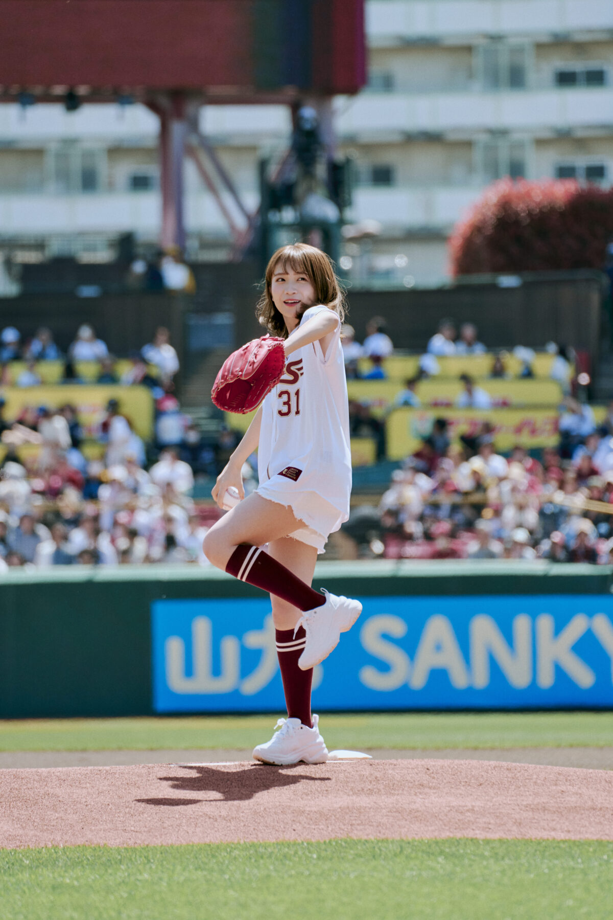 秋元真夏、自信満々の投球！アサヒスーパードライデーで球場を盛り上げる
