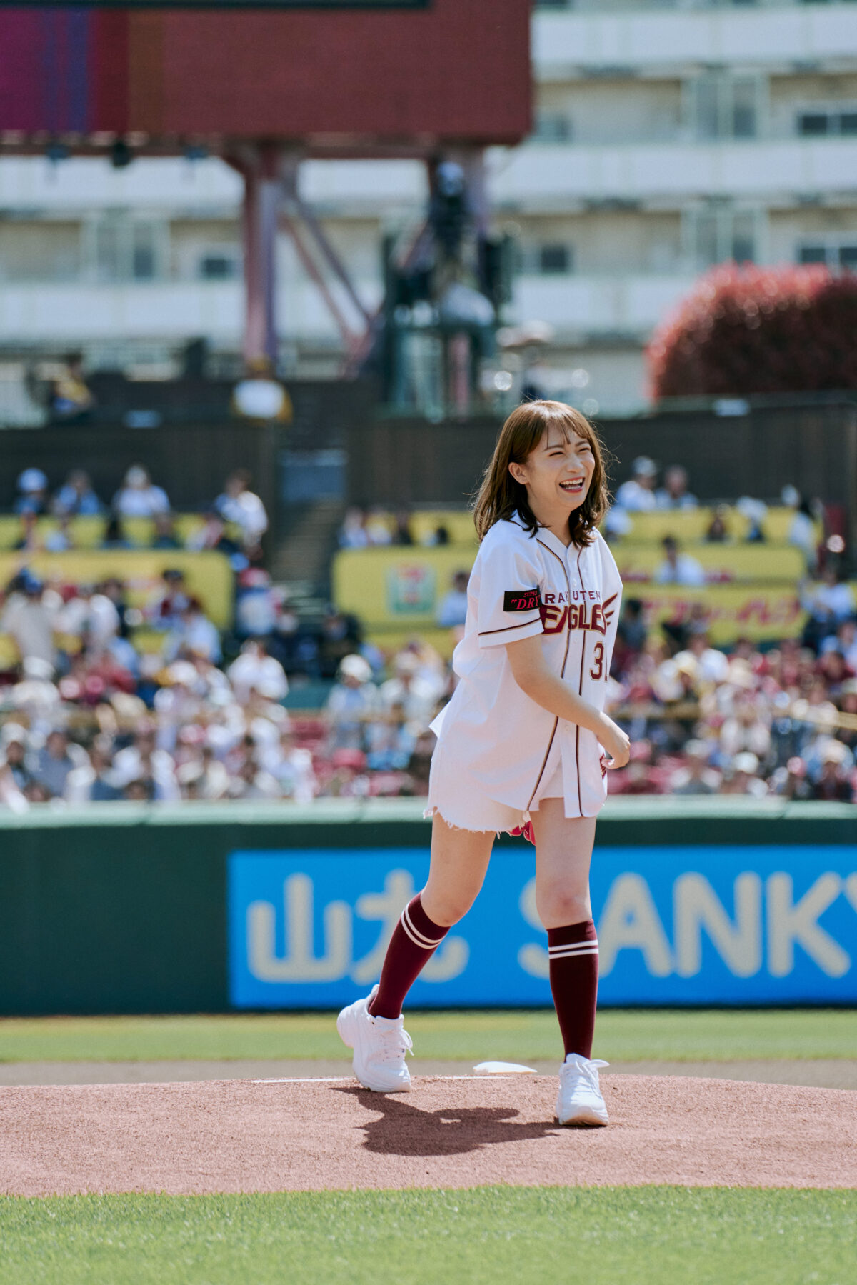 秋元真夏、自信満々の投球！アサヒスーパードライデーで球場を盛り上げる