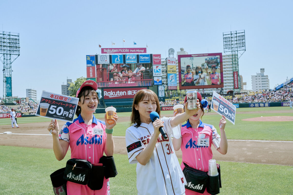 秋元真夏、自信満々の投球！アサヒスーパードライデーで球場を盛り上げる