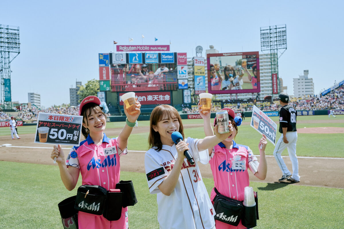 秋元真夏、自信満々の投球！アサヒスーパードライデーで球場を盛り上げる