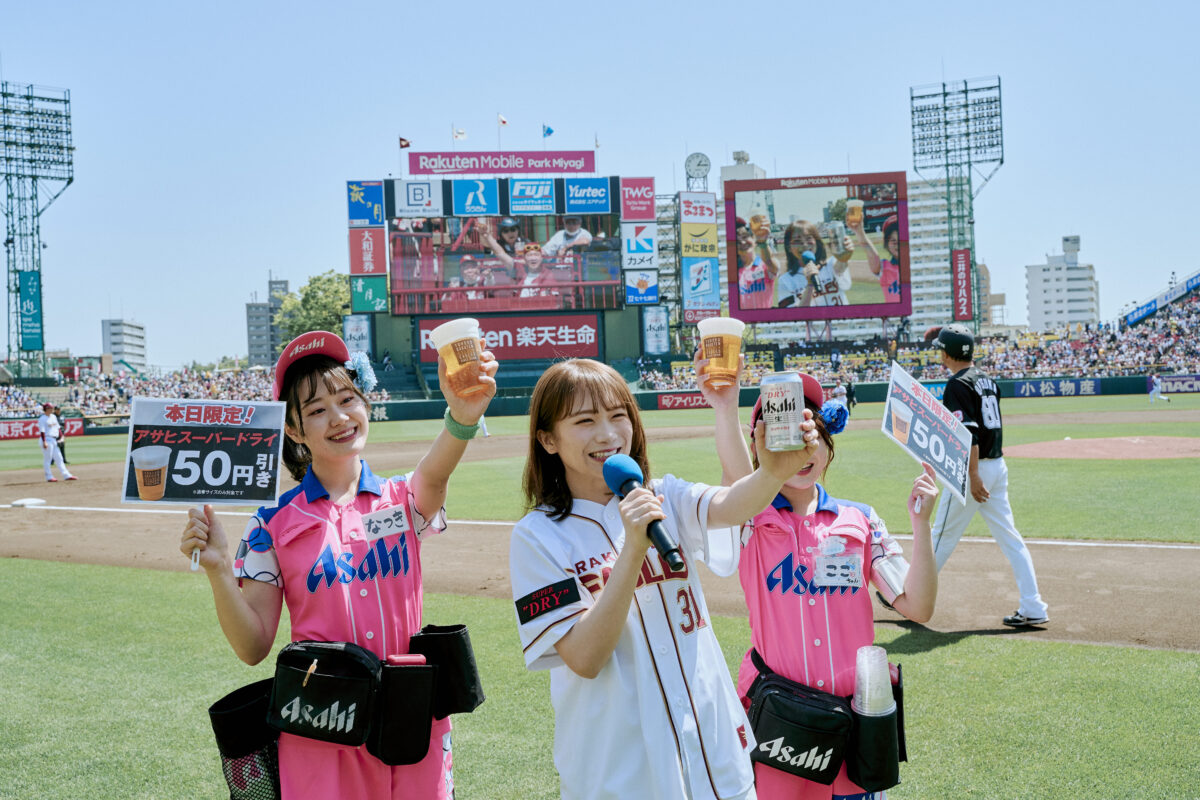 秋元真夏、自信満々の投球！アサヒスーパードライデーで球場を盛り上げる