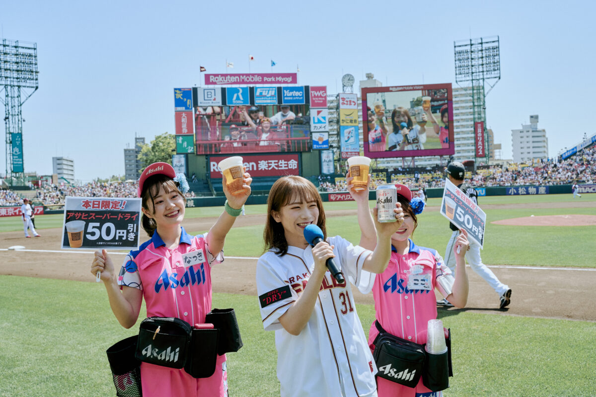 秋元真夏、自信満々の投球！アサヒスーパードライデーで球場を盛り上げる