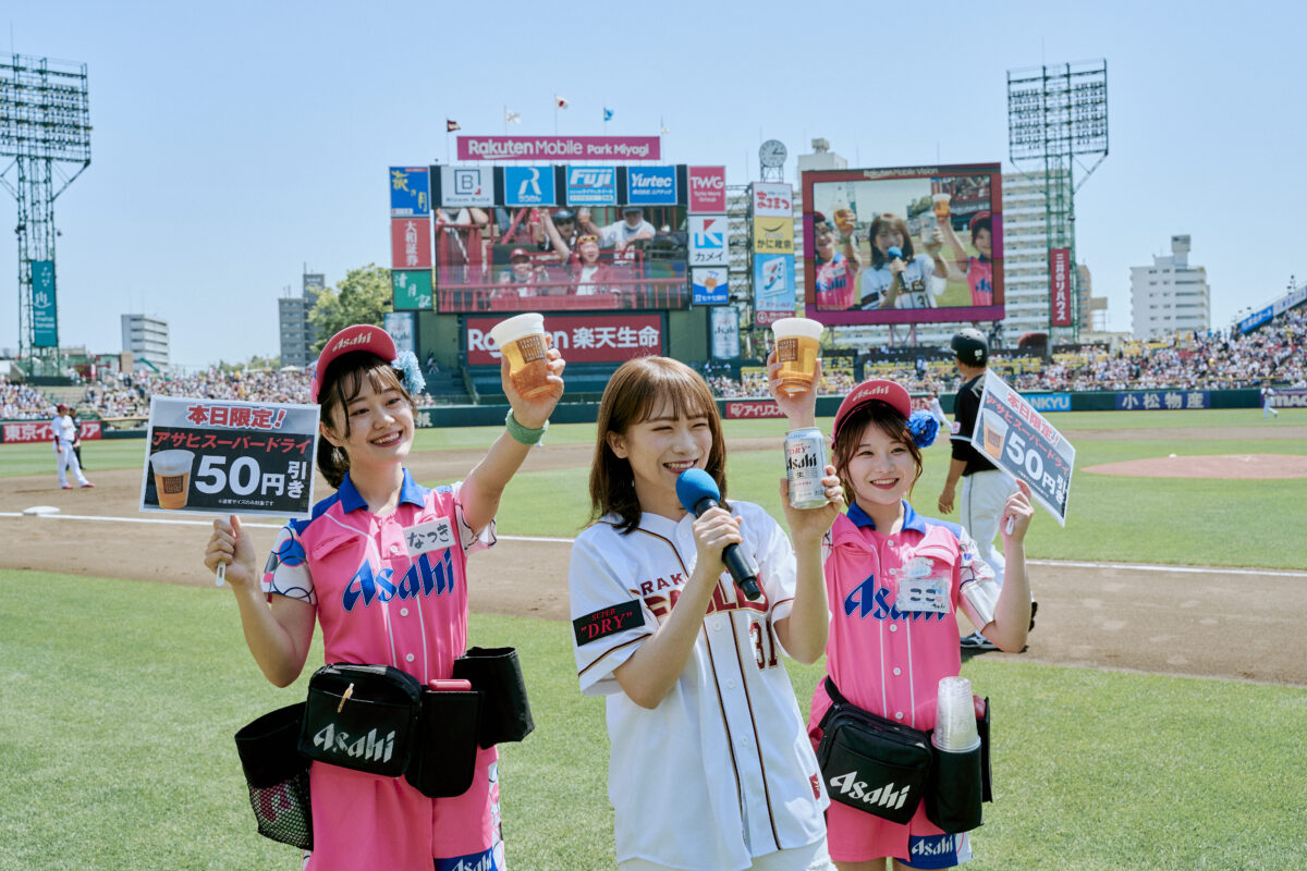 秋元真夏、自信満々の投球！アサヒスーパードライデーで球場を盛り上げる