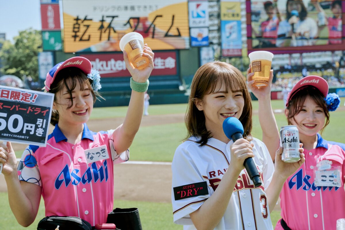 秋元真夏、自信満々の投球！アサヒスーパードライデーで球場を盛り上げる