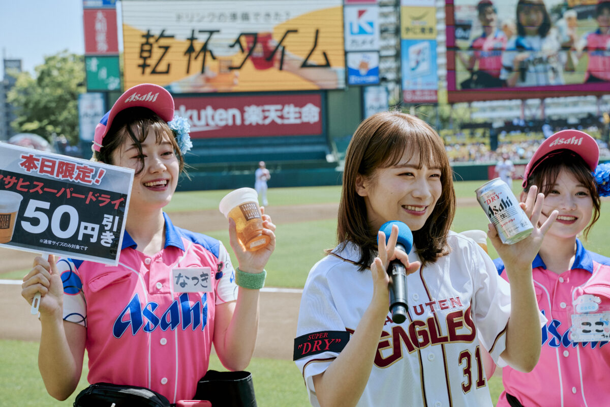 秋元真夏、自信満々の投球！アサヒスーパードライデーで球場を盛り上げる