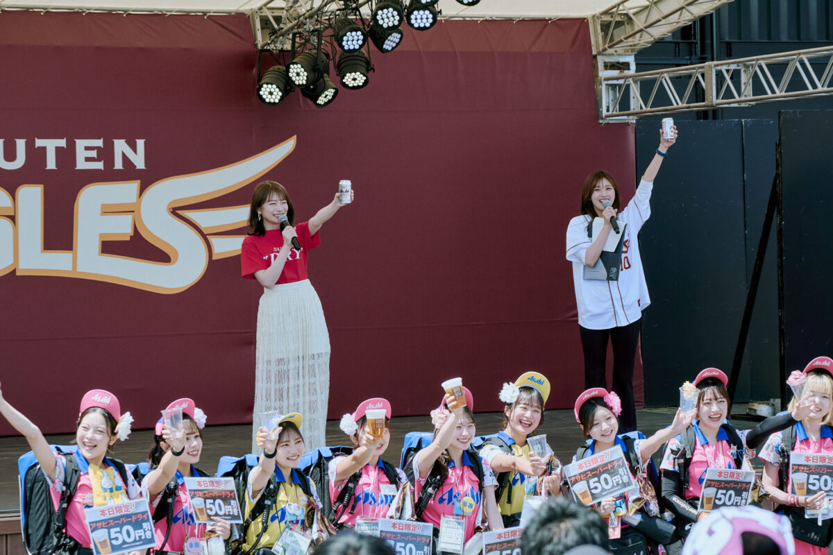 秋元真夏、自信満々の投球！アサヒスーパードライデーで球場を盛り上げる