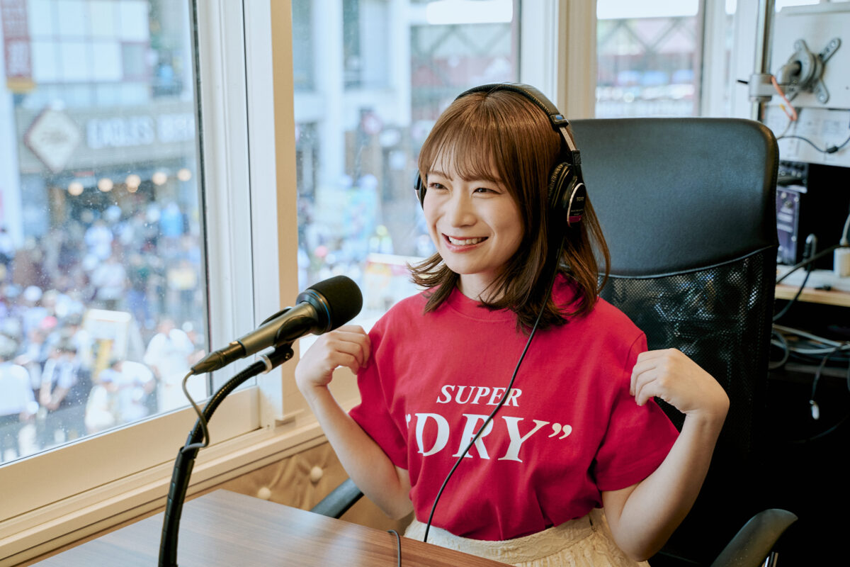 秋元真夏、自信満々の投球！アサヒスーパードライデーで球場を盛り上げる