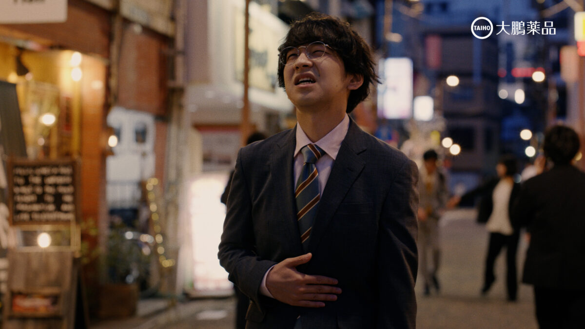 ママ姿の友近が出演「ソルマック５」の新CM完成！ソルマックカラーのシルバー着物に身を包みスナックのステージでシュールに演歌を熱唱！