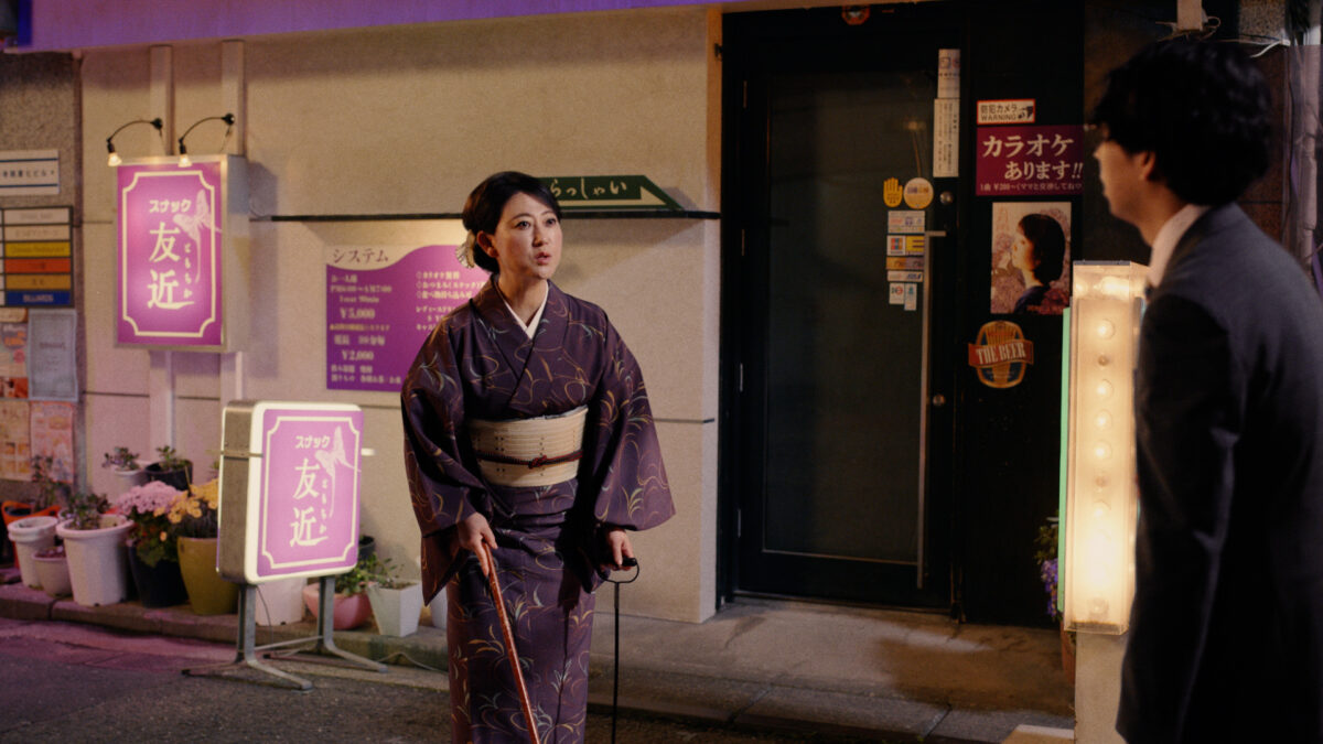 ママ姿の友近が出演「ソルマック５」の新CM完成！ソルマックカラーのシルバー着物に身を包みスナックのステージでシュールに演歌を熱唱！