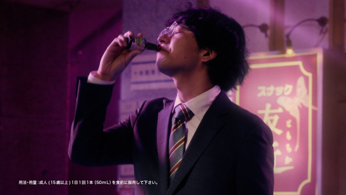 ママ姿の友近が出演「ソルマック５」の新CM完成！ソルマックカラーのシルバー着物に身を包みスナックのステージでシュールに演歌を熱唱！