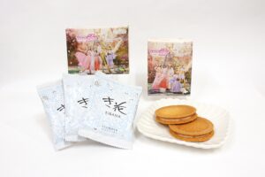 ももクロ・最新アルバム『イドラ』発売記念、全国ご当地お土産コラボ企画[ももクロお土産クエスト]の各商品パッケージデザインが公開！