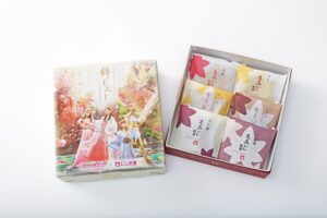 ももクロ・最新アルバム『イドラ』発売記念、全国ご当地お土産コラボ企画[ももクロお土産クエスト]の各商品パッケージデザインが公開！