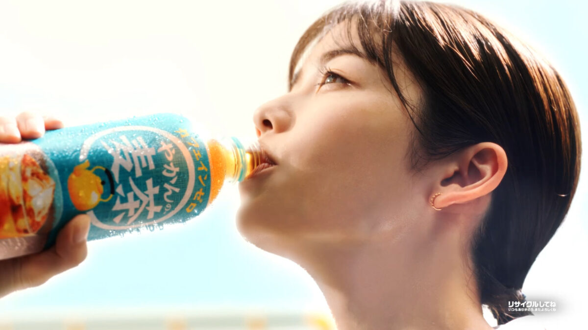 「やかんの麦茶 from 爽健美茶」が 6 月 17 日（月）よりリニューアルブランド 新キャンペーンメッセージ 「おかえり。麦茶冷えてるよ。」“母”のぬくもりを思い出す新 TVCM を同日より放映開始 小芝風花も麦茶屋店主から会社員役に！