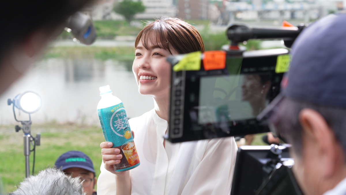 「やかんの麦茶 from 爽健美茶」が 6 月 17 日（月）よりリニューアルブランド 新キャンペーンメッセージ 「おかえり。麦茶冷えてるよ。」“母”のぬくもりを思い出す新 TVCM を同日より放映開始 小芝風花も麦茶屋店主から会社員役に！