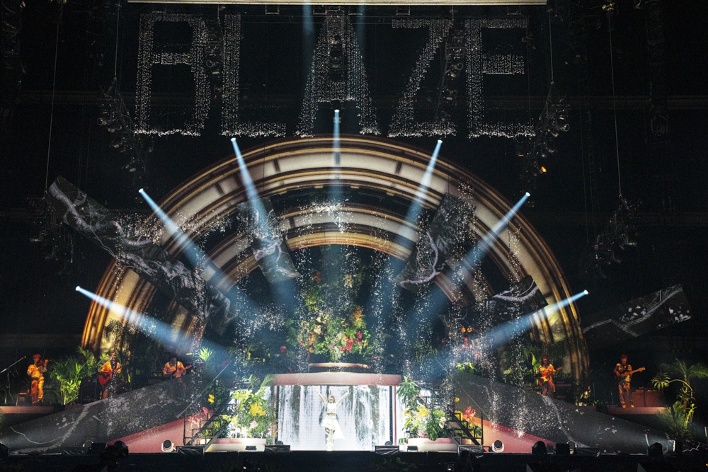 水樹奈々 ファンとの一体感が生んだ感動のフィナーレ!『NANA MIZUKI LIVE JUNGLE 2024』ツアーファイナル 4 水樹奈々 ファンとの一体感が生んだ感動のフィナーレ!『NANA MIZUKI LIVE JUNGLE 2024』ツアーファイナル