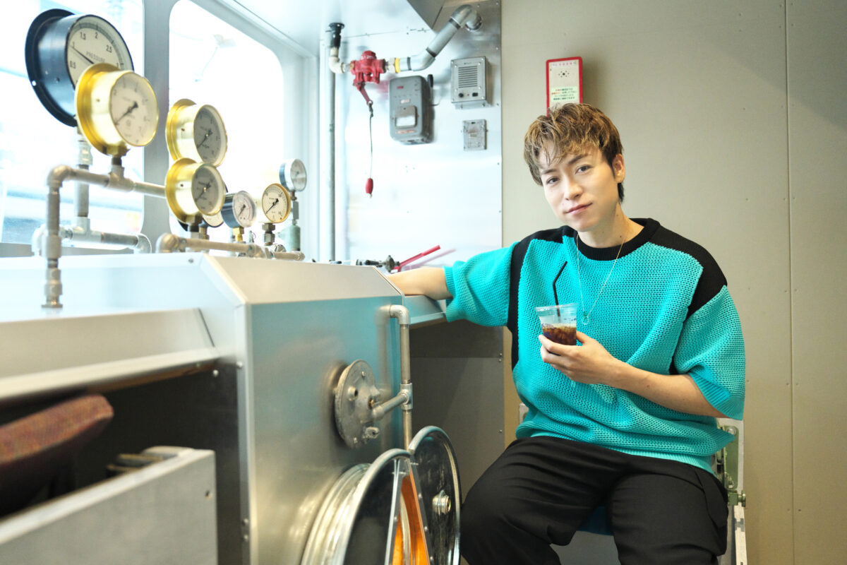 EXILE TETSUYAプロデュースコーヒーショップ【AMAZING COFFEE】豪徳寺に初の焙煎所付きイートイン店舗が本日GRAND OPEN!“トキメキを運ぶ”電車をコンセプトにした店内初公開!! 4 EXILE TETSUYAプロデュースコーヒーショップ【AMAZING COFFEE】豪徳寺に初の焙煎所付きイートイン店舗が本日GRAND OPEN!“トキメキを運ぶ”電車をコンセプトにした店内初公開!!
