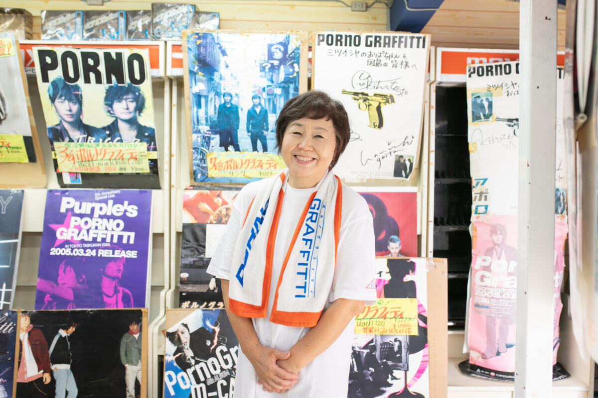 ポルノグラフィティ25周年プロジェクト「島ごとぽるの展」開幕。故郷・因島でのオープニングセレモニーに2人もサプライズ登場!夜市コラボなど、島のいたるところで企画開催!まさに“島ごと”の大盛況!! 6 ポルノグラフィティ25周年プロジェクト「島ごとぽるの展」開幕。故郷・因島でのオープニングセレモニーに2人もサプライズ登場!夜市コラボなど、島のいたるところで企画開催!まさに“島ごと”の大盛況!!