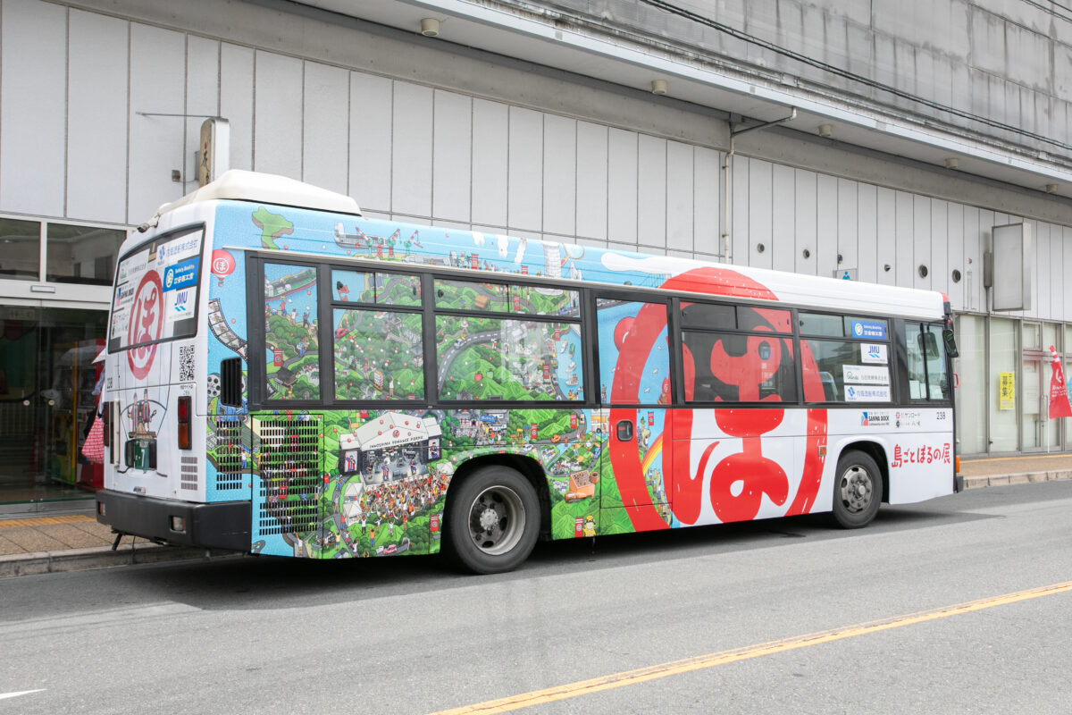 ポルノグラフィティ25周年プロジェクト「島ごとぽるの展」開幕。故郷・因島でのオープニングセレモニーに2人もサプライズ登場!夜市コラボなど、島のいたるところで企画開催!まさに“島ごと”の大盛況!! 13 ポルノグラフィティ25周年プロジェクト「島ごとぽるの展」開幕。故郷・因島でのオープニングセレモニーに2人もサプライズ登場!夜市コラボなど、島のいたるところで企画開催!まさに“島ごと”の大盛況!!
