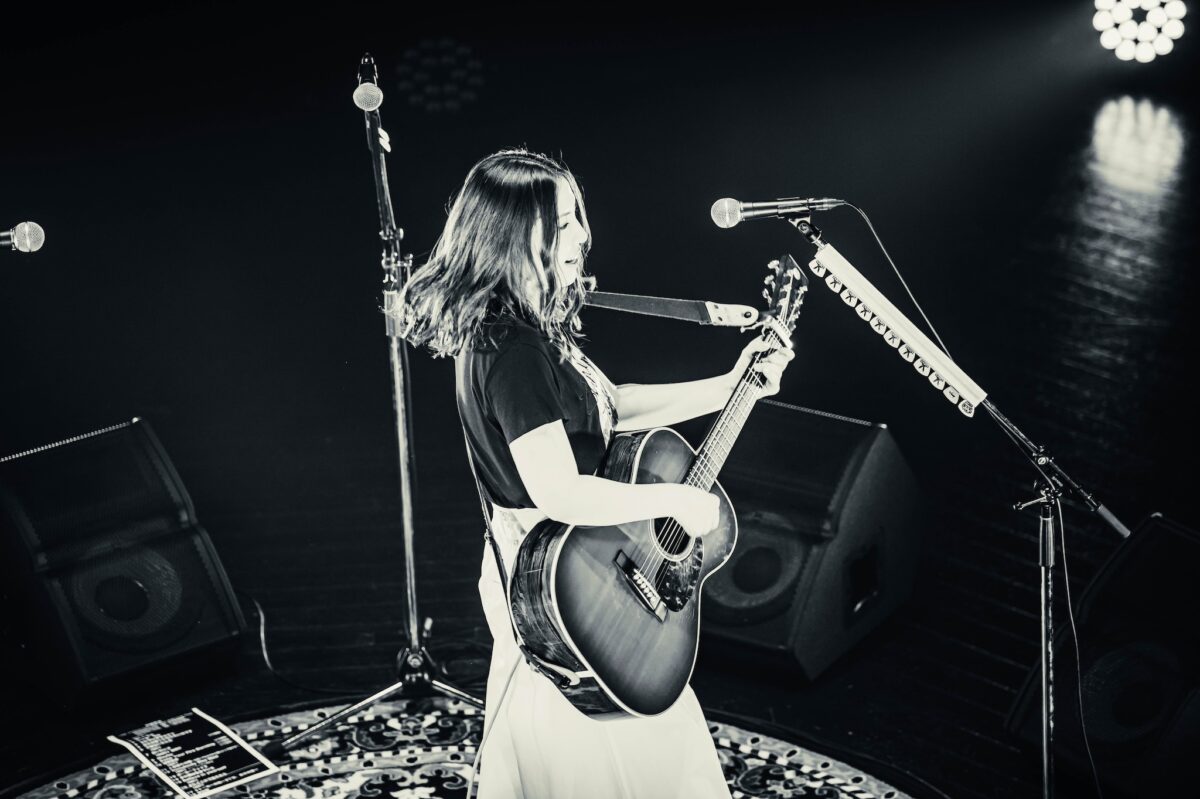 15周年イヤーの阿部真央、弾き語りソロツアー【15th Anniversary Abe Mao Solo Live Tour 2024】ライブレポートが到着！10月からはいよいよバンド編成でZeppツアー開催！