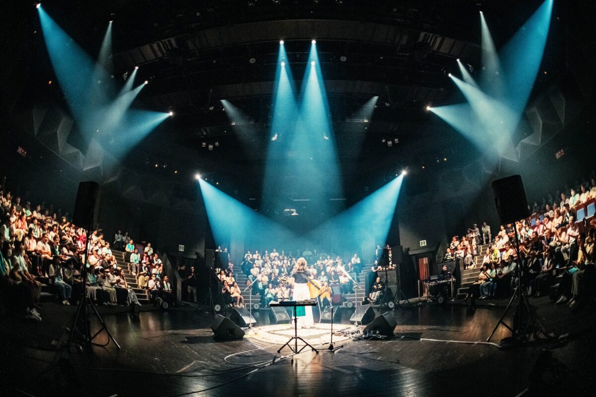 15周年イヤーの阿部真央、弾き語りソロツアー【15th Anniversary Abe Mao Solo Live Tour 2024】ライブレポートが到着！10月からはいよいよバンド編成でZeppツアー開催！