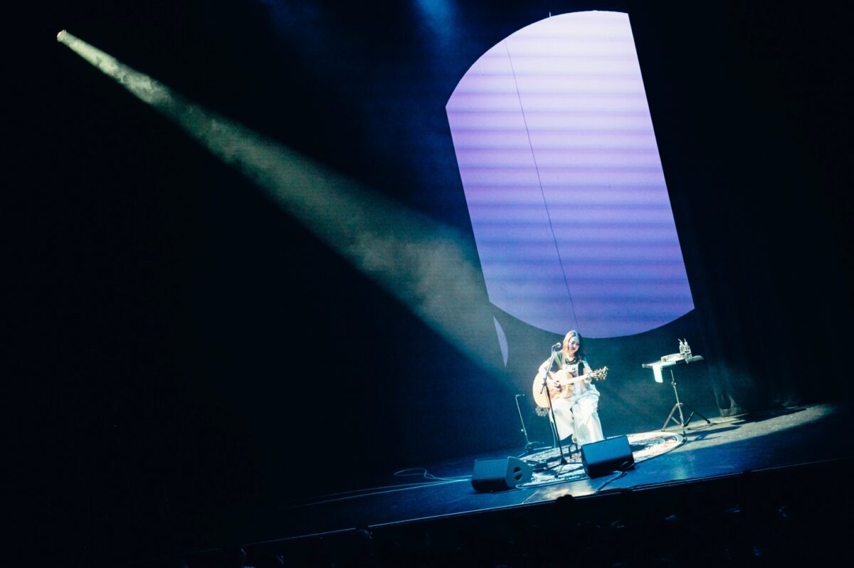 15周年イヤーの阿部真央、弾き語りソロツアー【15th Anniversary Abe Mao Solo Live Tour 2024】ライブレポートが到着！10月からはいよいよバンド編成でZeppツアー開催！